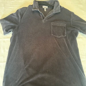 Marinblå pikétröja i frotté från H&M - Marinblå pikétröja från H&M i frotté med klassisk krage och bröstficka. Regular fit och kortärmad modell som ger en avslappnad vibe. Perfekt för dig som gillar en enkel men ändå unik stil. Storlek M. Täcken på slitage då den börjar bli nopprig. 