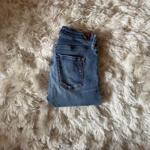 Replay Jeans - Ett par Replay jeans i storlek w27! Ny pris är 999. Mitt pris 499. Priset är ej hugget i sten och kan diskuteras vid en snabb affär! Jeansen är i väldigt fint skick och har inga defekter på sig. Tveka ej på att skriva till mig om du har frågor eller finderingar ☺️