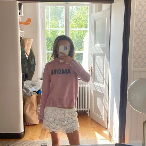 Rosa stickad tröja Zadig & Voltaire - Snygg rosa stickad tröja från Zadig & Voltaire med svart text 'AMOUR' framtill. Säljer den då den är för liten❤️