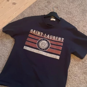 Saint Laurent t shirt  - Tjena! Säljer nu min saint Laurent t shirt. Köpte den på Vinted helt ny. Den är i strl S men passar XS-S👍🏼
