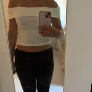 Vit offshoulder topp Stradivarius XS - Supersnygg offshoulder topp från Stradivarius. Inte använd mycket alls så väldigt bra skick!!