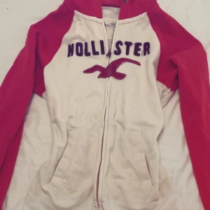 Vintage hollister zip up - OBS kontakta mig innan du köper!! Vintage hollister zip up!! Sparsamt använd, lite sliten men inga märkvärdiga defekter som hål eller fläckar. 