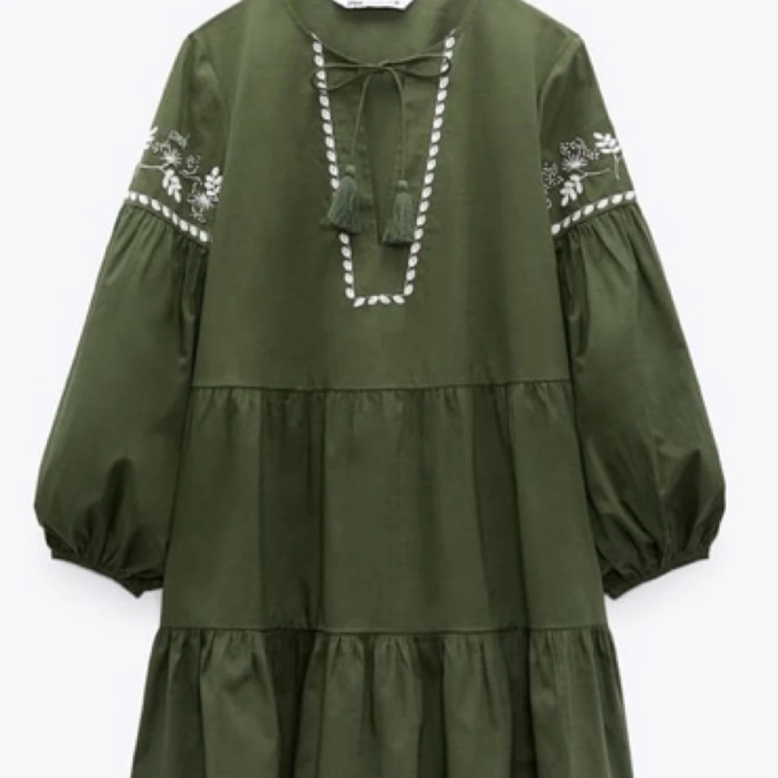 Grön boho-klänning med broderi