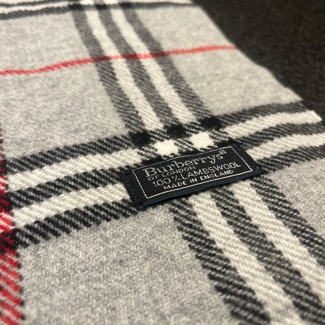 Burberry Halsduk | Rutig grå halsduk med röda linjer