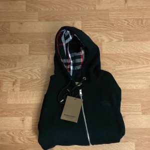Svart Burberry hoodie med dragkedja - Svart hoodie från burberry helt ny aldrig använd skriv gärna vid funderingar 