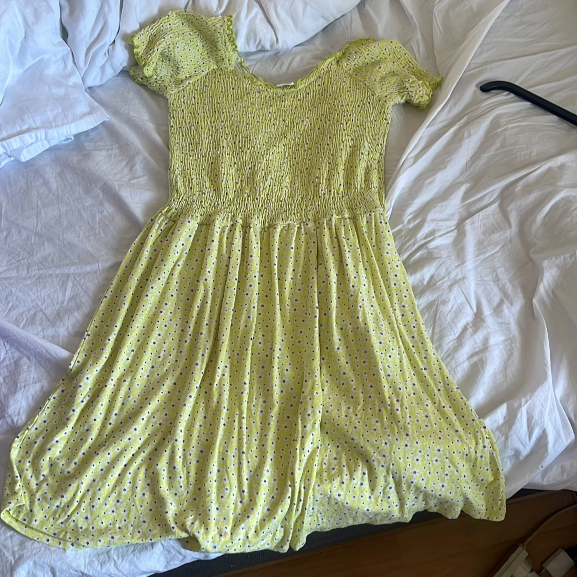 Gul blommig kortklänning Stories M