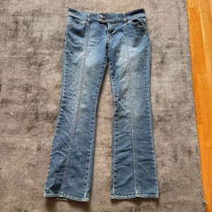 Blå bootcut jeans från Old Navy - Snygga blå jeans från Old Navy med bootcut passform och låg midja. Nästan aldrig använda, fråga gärna om mått eller bilder på🥰