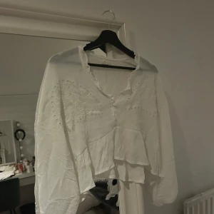 Vit blus  - Säljer denna super söta blusen ifrån missay! Sitter superfint på och passar perfekt till skolan!! Som oanvänd 🥰