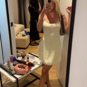 Vit spetsklänning med smala axelband - Supersöt gul/vit kort klänning med spetsdetaljer och smala axelband. Storlek S. Använd en gång. Från princess polly