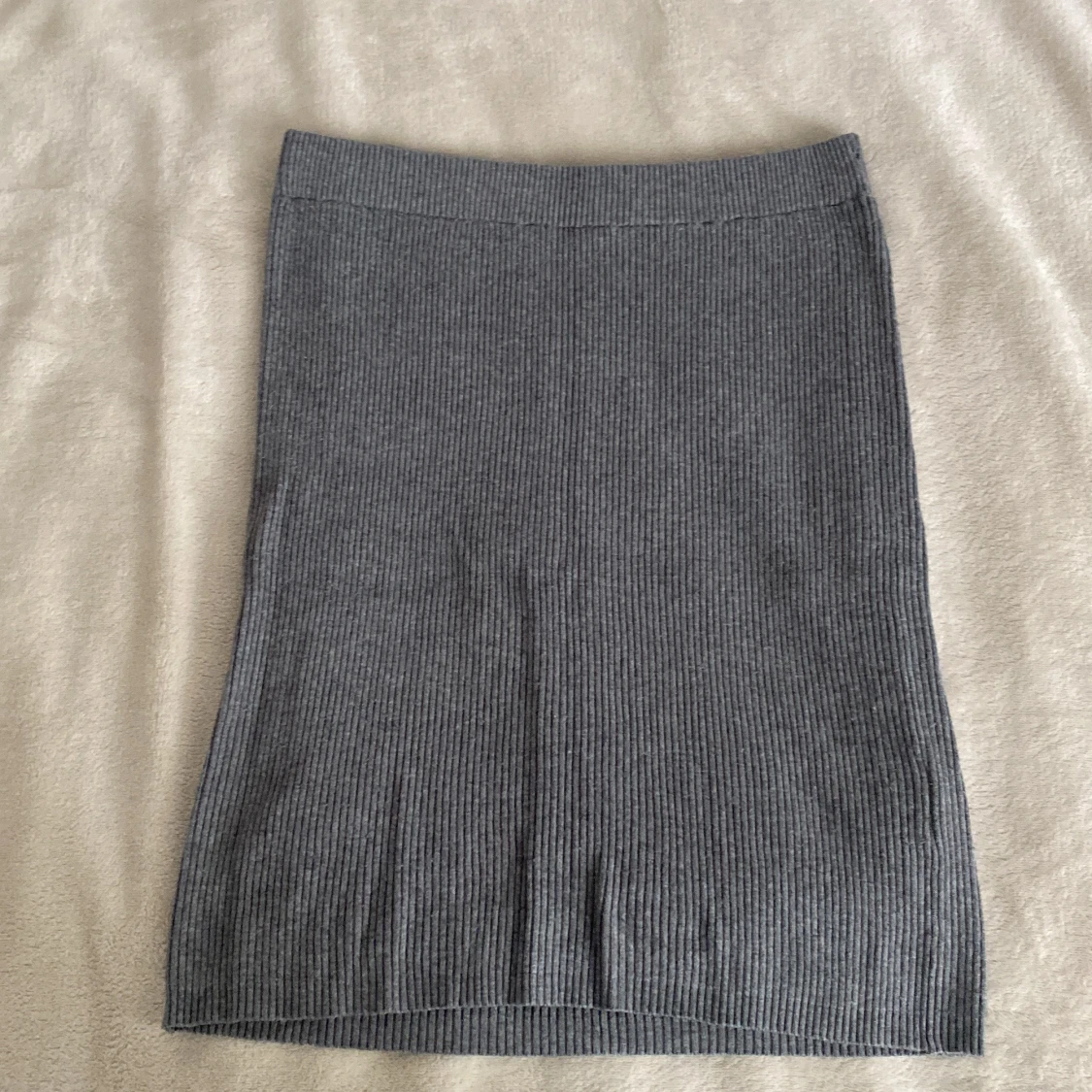 Grå ribbad kjol från Cubus 