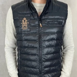 Morris väst  - Tjena! Säljer nu en riktigt fin Morris väst i storlek M men passar även S. riktigt fin. Tveka Inte att höra av dig vid funderingar😊