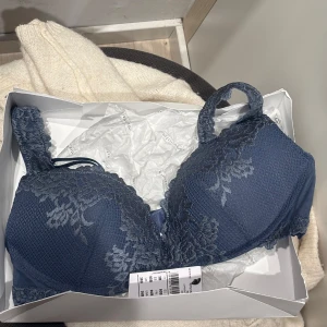 Intimissimi bh - En helt ny intimissimi bh som alldeig är andvänd. Låda, och lappar finns kvar. Push up och storlek 80B. Denna finns ej längre kvar i sortimentet, och är väldigt unik.