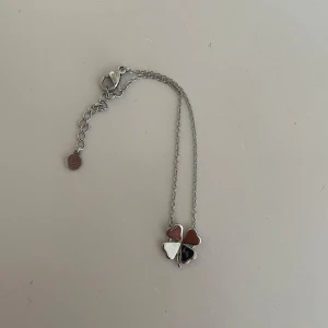 Edblad armband fyrklöver  - Säljer mitt fyrklöver armband. Matchar till halsbandet som jag också säljer. Använt men i väldigt fint stick. 