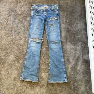 Lågmidjade jeans - Supersnygga lågmidjade jeans med hål. 