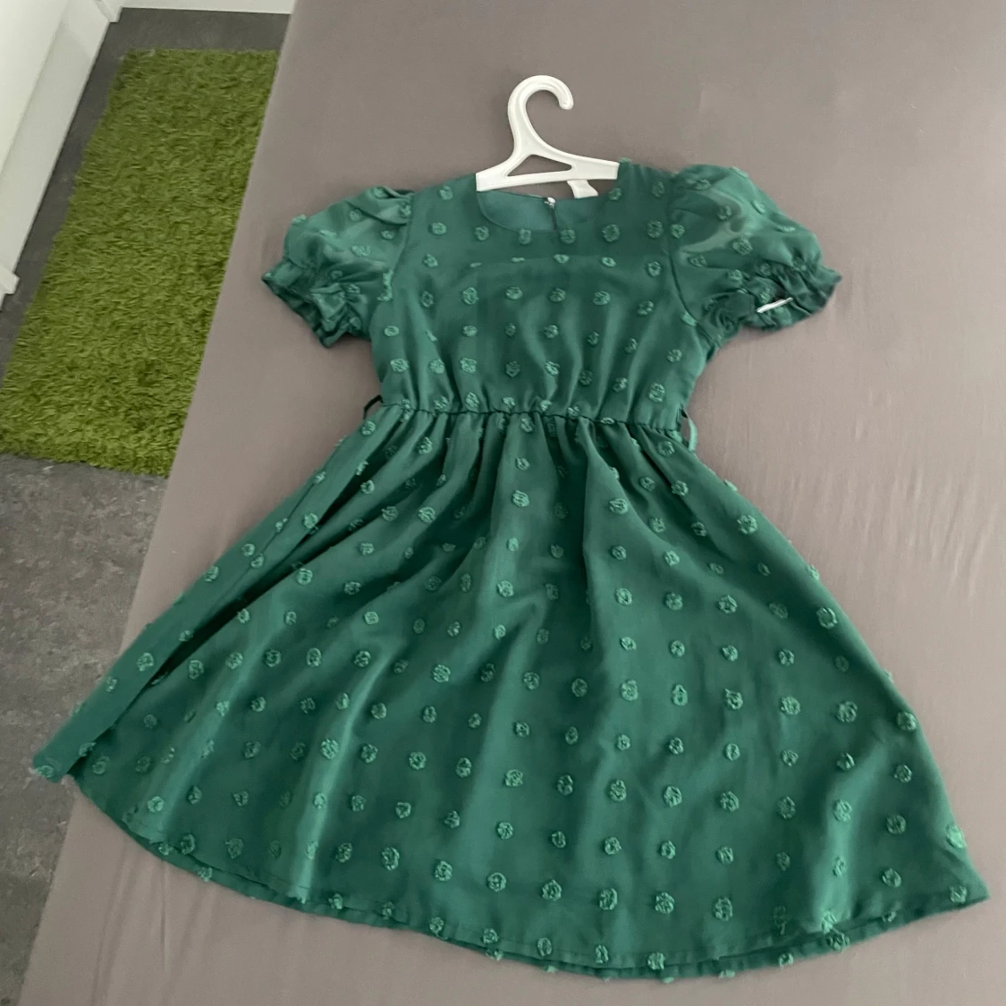 Grön kortklänning med puffärm