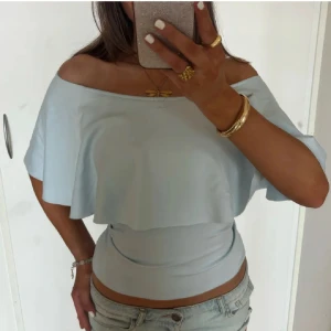 Ljusblå Offshoulder volangtopp  - Så fin ljusblå Offshoulder volangtopp! Jag är 168 och det är mina bilder, köp via köp nu direkt eller Swish, kvar tills markerad som såld 💖 