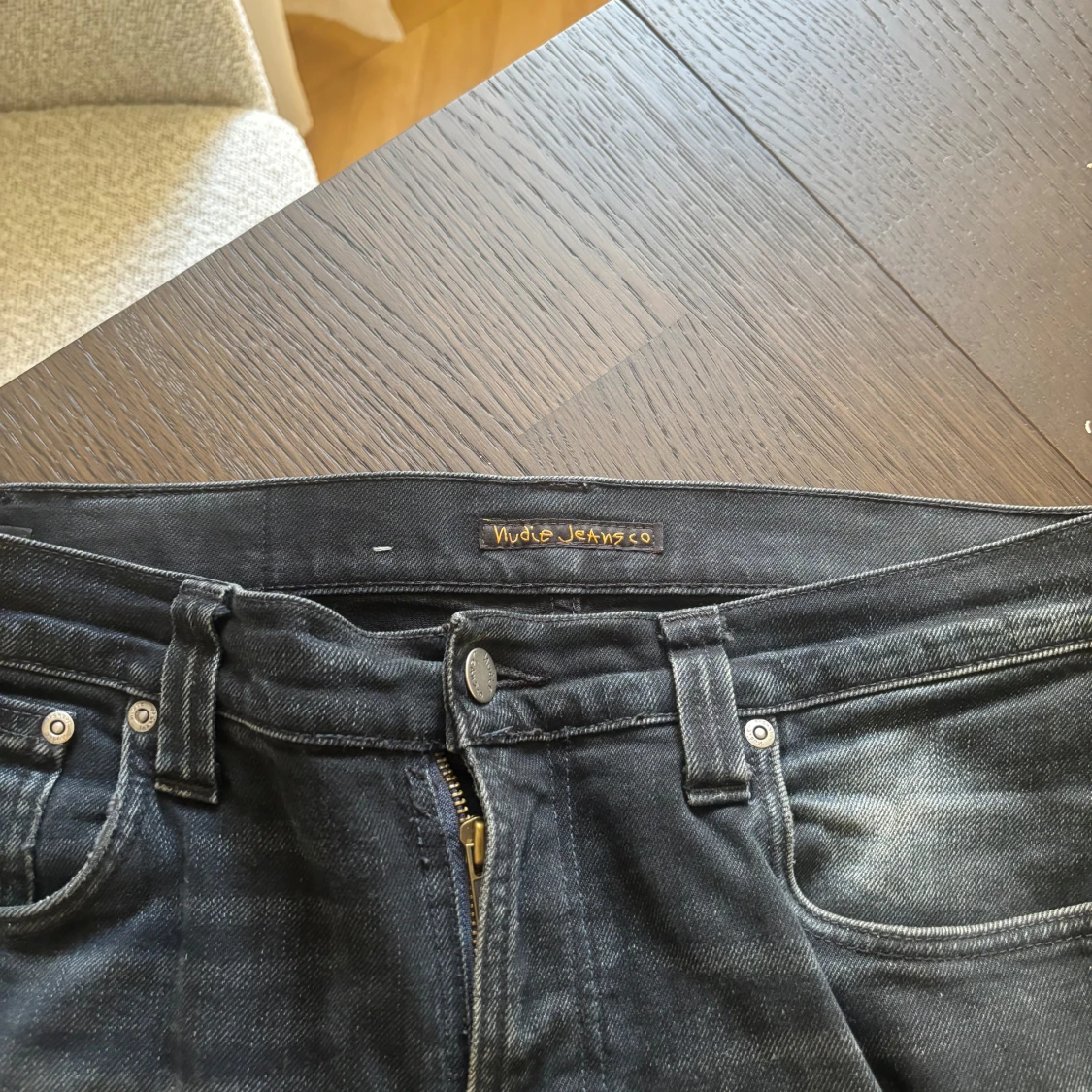 Svarta nudie jeans 