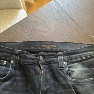 Svarta nudie jeans  - Svarta nudie jeans i storlek W31 L32. Använda en del men i väldigt bra skick. 