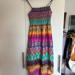 Färgglad klänning  - Knappt använd 