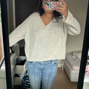 Beige stickad tröja - så snygg stickad tröja från kappahl, väldigt skön perfekt nu till hösten. Väldigt bra skick!