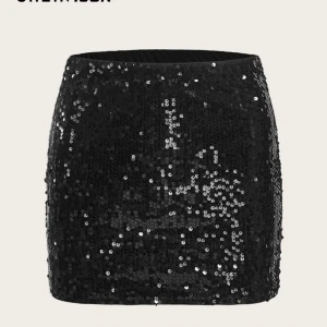 Svart paljettkjol från SHEIN - Glittrig svart minikjol från SHEIN, täckt med paljetter som ger en riktigt festlig vibe. Kjolen har en rak och tight passform som sitter snyggt på kroppen. Perfekt för dig som vill sticka ut och glänsa på nästa event. aldrig använd, passar till mycket olika saker, 