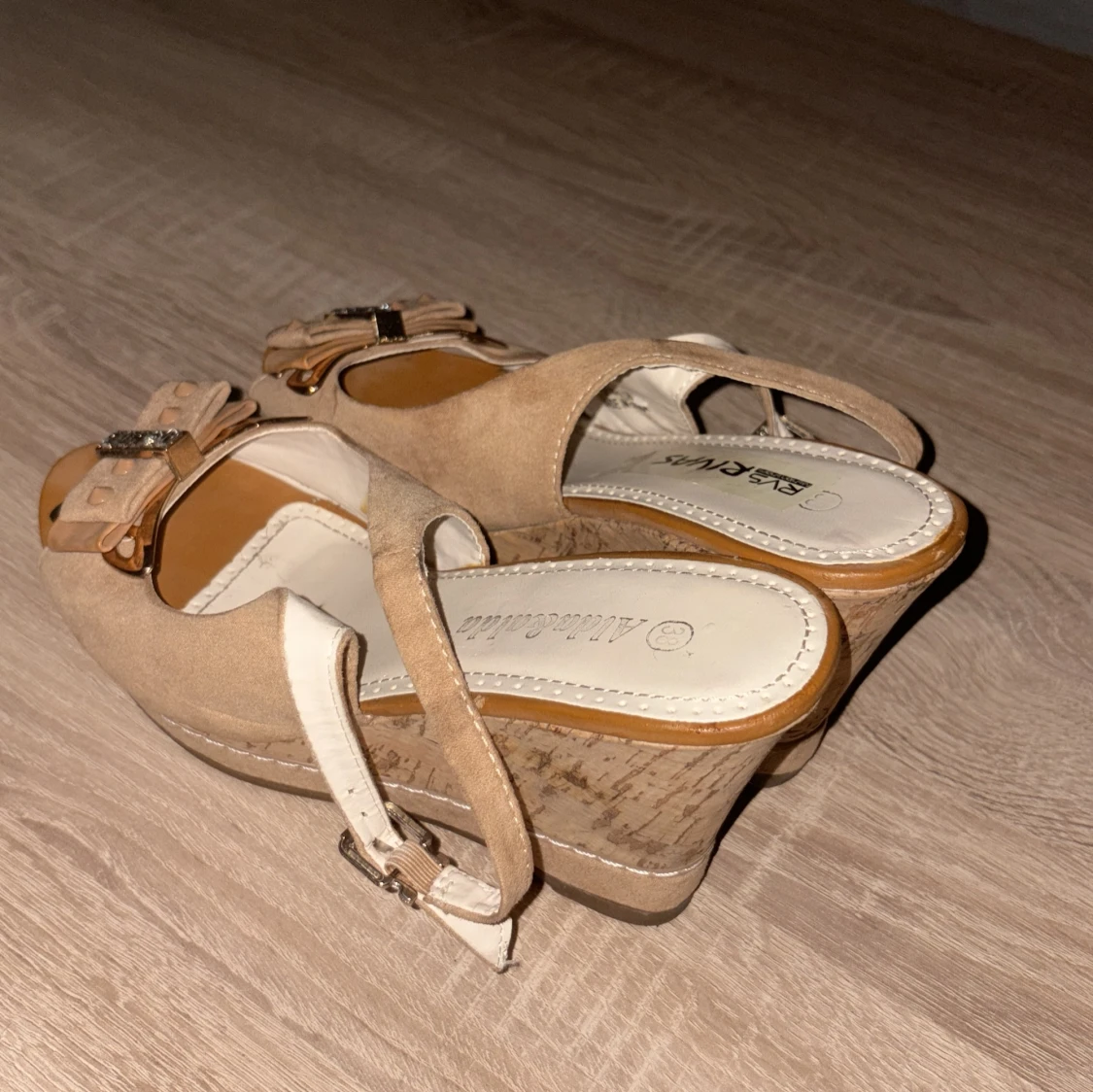 Beige sandaler med kilklack och rosett - 1