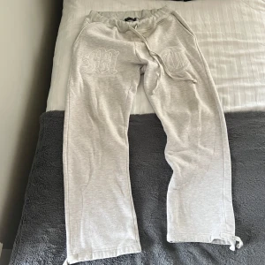 Tuttolente Byxor - Såljer dessa Tuttolente byxor i storlek M.                   Säljer hela settet även ifall det är intressant.