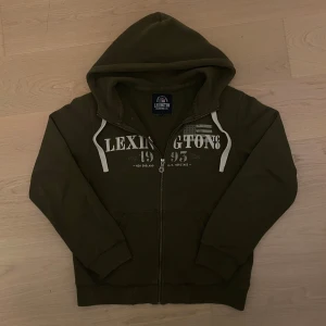 Mörk grön hoodie från Lexington - Fraktar inom 24h!👍