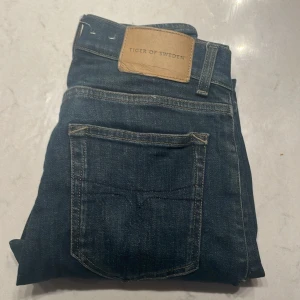 Blå jeans från Tiger of Sweden - Tjena! Säljer dessa riktigt snygga jeans från tiger of Sweden, storleken är 28/32. Nypris är 1599. Tveka inte att höra av dig om du är intresserad!
