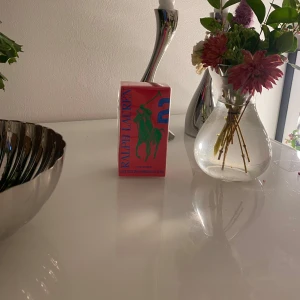 Ralph Lauren big pony 2 - Säljer denna söta och goda parfym som är oöppnad och i 30ml. 