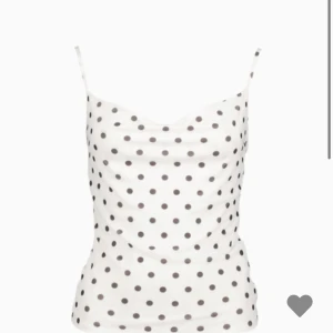 SÖKER!! Vit linne med prickar på! - Söker! Skriv om ni har den eller i en annan färg. Skriv gärna också om ni har en liknande 💘💖