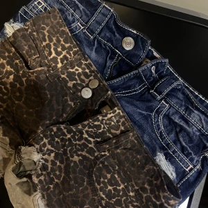Jeansskjol & leopardshorts XXS Gina Tricot och Nelly! - Jag säljer min jeanskjol från Gina 14+ och mina egna syda shorts från Nelly! ( har varit jeans förut ) skulle säga att dem är perfekt för nån som vanligtvis bär xxs - xs 🥰 köp leo- shortsen för 199kr , ( nypris 799 ) och kjolen för 299kr ( nypris ca 359) kjolen har andvända 4-5 gånger och samma med shortsen! Och väldigt bra skick, men kjolen är absolut bättre skick än vad shortsen är. Varnar för att shortsen är väldigt Low Waist, och korta intill ( absolut inte perfekta eftersom dem egensyd) 🤣 