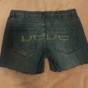 bebe 2000s jeans shorts - bebe jeans från 2000s. passar inte mig så kan inte skicka bild av dom på💕som passar small/xsmall