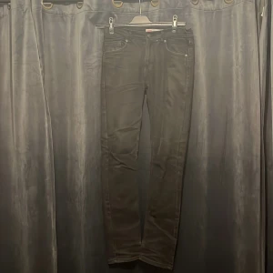 Levi's 510 Skinny svarta jeans - Svarta Levi's 510 Skinny jeans med klassisk femficksdesign och smal passform hela vägen ner. Snyggt minimalistiska och passar perfekt till sneakers eller boots. Jeansen är tillverkade i ett stretchigt bomullsmaterial för extra komfort.