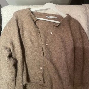 Stickad kofta - Beige stickad kofta från Zara, storlek M. Lite nopprig 