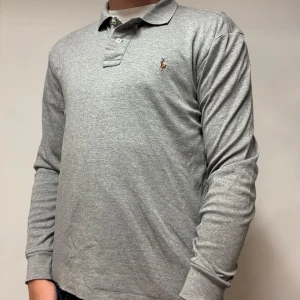 Polo Ralph Lauren Långärmad Pike | S - Säljer en sjukt fet Ralph Lauren pike | Nypriset ligger på ~ 1600kr, mitt pris, 349kr | Storlek S | Jag på bilden är 181,71kg | Inga synliga defekter, därav mycket bra skick |  Skriv vid intresse ! 💫😉