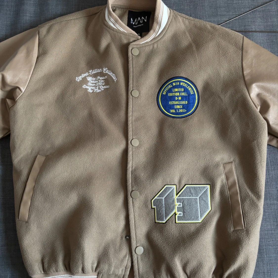 Beige bomberjacka BoohooMAN med patches - 3