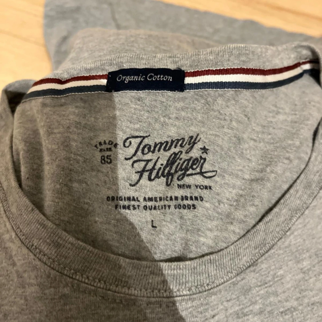 Grå t-shirt från Tommy Hilfiger - 1
