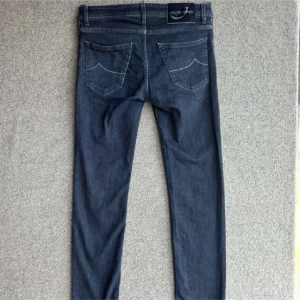 Jacob Cohen mörkblå jeans - Snygga mörkblå jeans från Jacob Cohen. Jeansen har en rak passform perfekta för dig som gillar stilrena jeans.