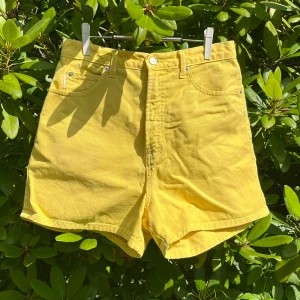 Gula vintage högmidjade shorts - Snyggaste shortsen som är i så bra skick fortfarande! Säljer pga att de blivit för små.