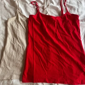 2 linnen röd & beige - Två enkla men snygga linnen i storlek M. Ett linne är rätt och det andra är beige. Säljer för att de ej kommer till användning 