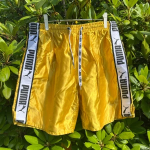 Vintage Puma-shorts  - Guldiga shorts från Puma 