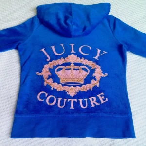 Superfin Juicy couture hoodie - Säljer denna superfina juicy couture tröja i storlek xs. den är använd men bra i skick. Inga hål eller fläckar! ♥️