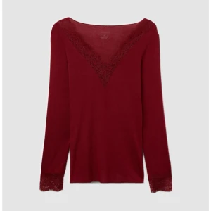 Vinröd långärmad topp med spets från intimissimi - Supersnygg vinröd långärmad topp i kashmir. Den har v-ringning och spetsdetaljer vid halsen och ärmsluten. 