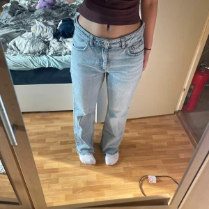 Ljusblåa jeans  - Jättefina ljusblåa jeans från Gina. Har använt ett par gånger men inte super slitna, dock lite slitage vid inre låret men inget som märks av💕 storlek 40 men avklippta så längden stämmer ej överens med storleken.  Mått: Längd: 85 cm Midjemått: 78