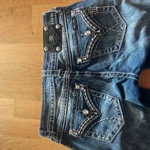 Miss me jeans - Miss me bootcut jeans köpt från miss me. Byxorna passar som både XS och S. Använt fåtal gånger eftersom jag tröttnade snabbt❤️ midjan är töjbar 