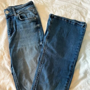 Lågmidjade bootcut jeans - aldrig använda🤍pris kan diskuteras