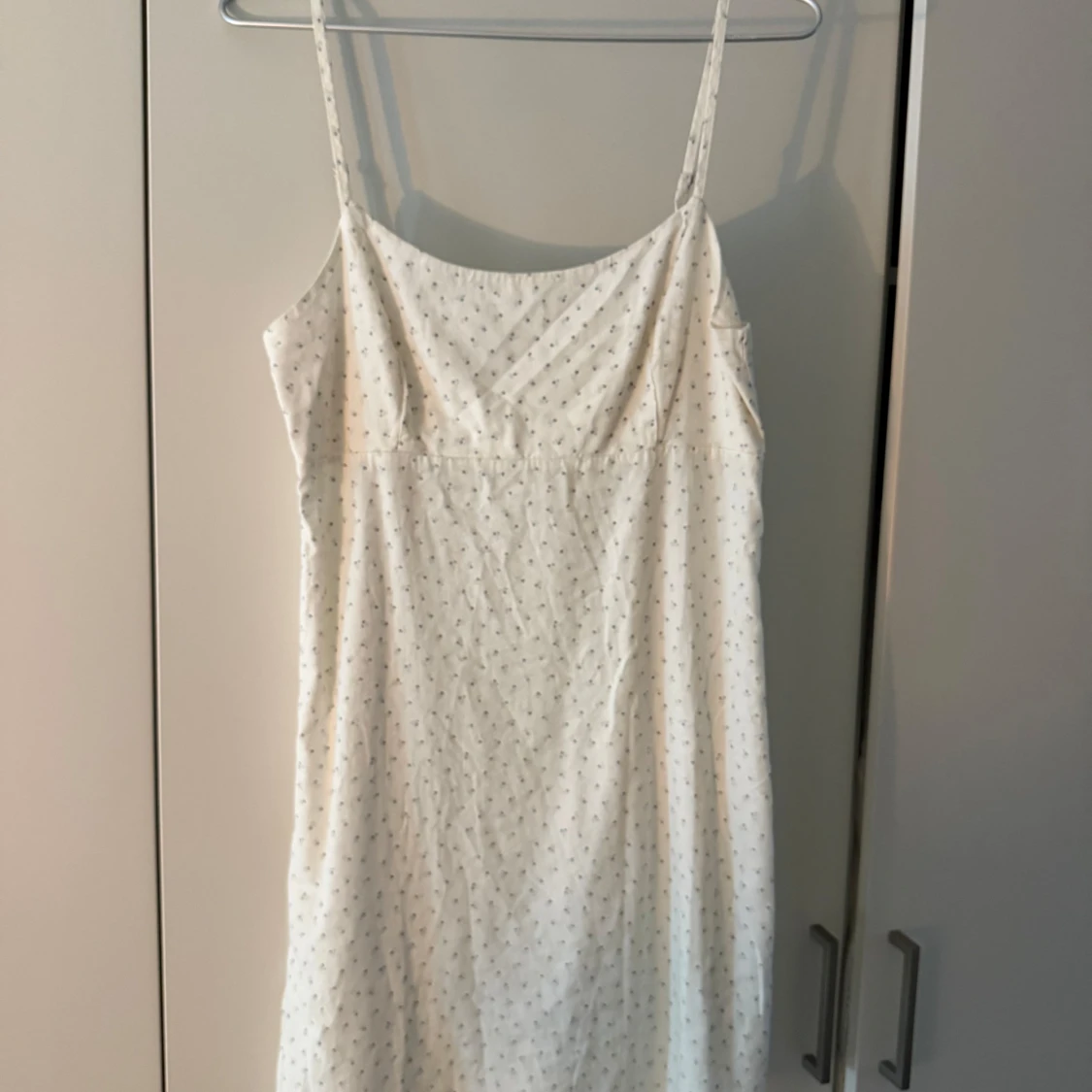 Vit blommig knytbar klänning Brandy Melville