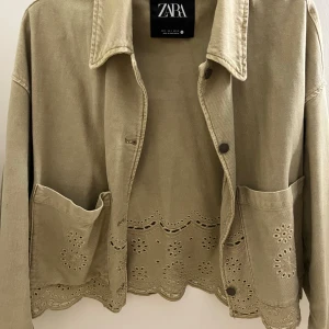 Grön jacka från Zara - Säljer en Grön jacka ifrån Zara som inte säljs i butiken längre, orginalpris: 500kr men säljer för 250kr!💕