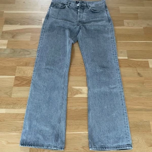 Hope - Relaxed Bootcut (Rush Jeans) - Ett par otroligt snygga jeans ifrån Hope i modellen Rush, eller Relaxed Bootcut som den heter på hemsidan. Säljer pga att jag söker en 30 i midja! Skick: Riktigt bra, men vänster fick har ett litet hål, skriv för bild!  Nypris: 2300kr, mitt pris: 700kr